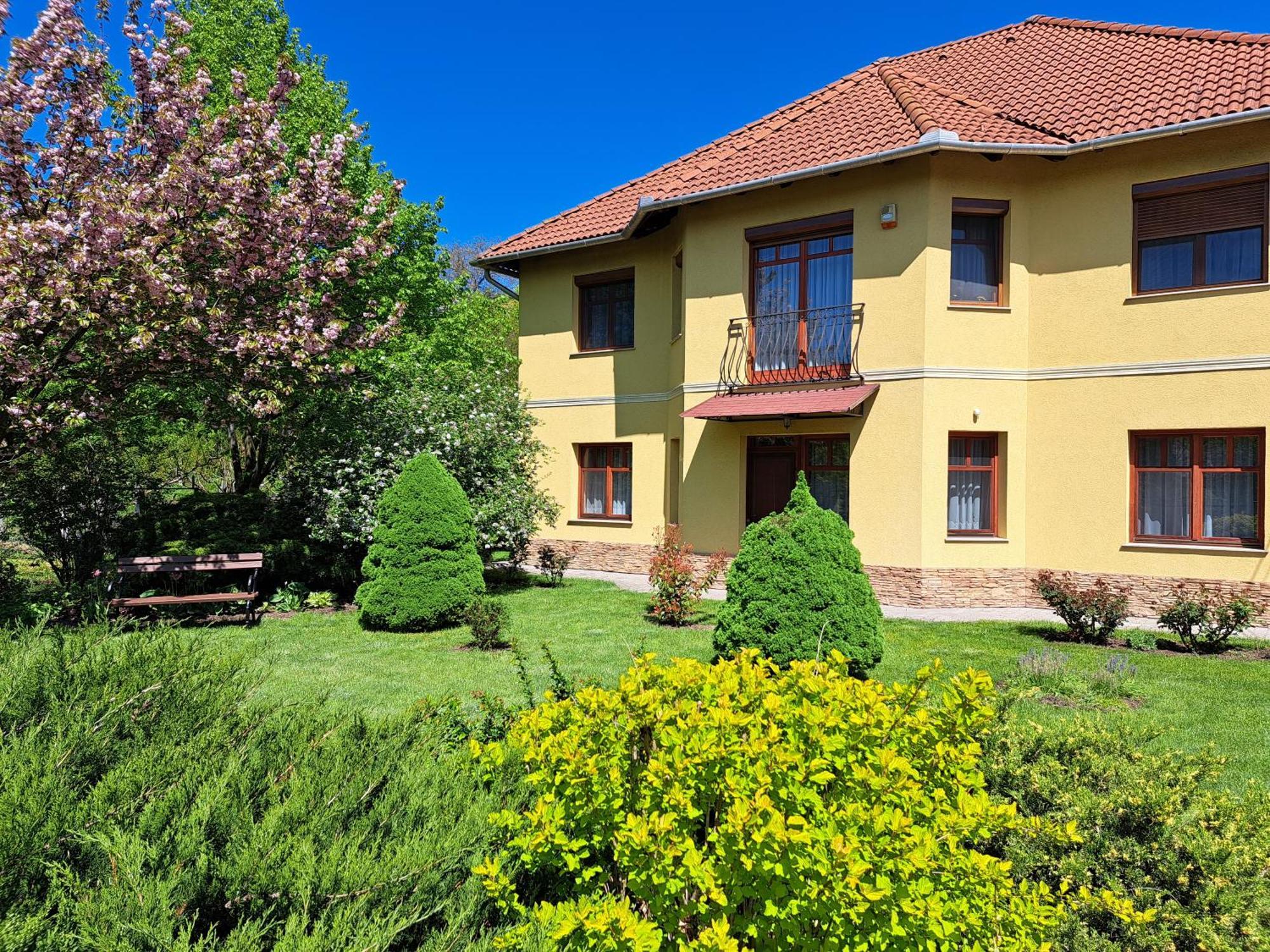 Voelgy Apartman Eger Bagian luar foto